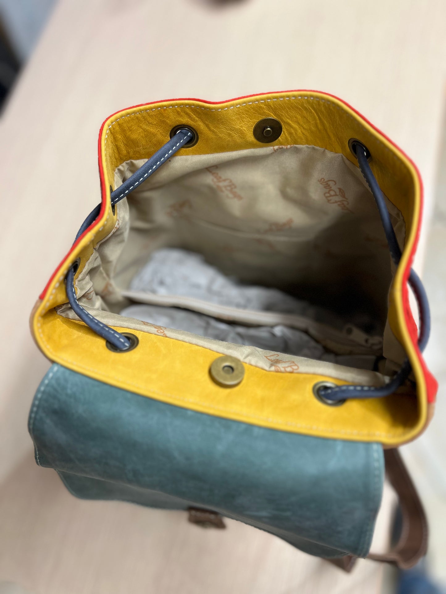 Mehrfarbiger Rucksack aus echtem, gealtertem Leder