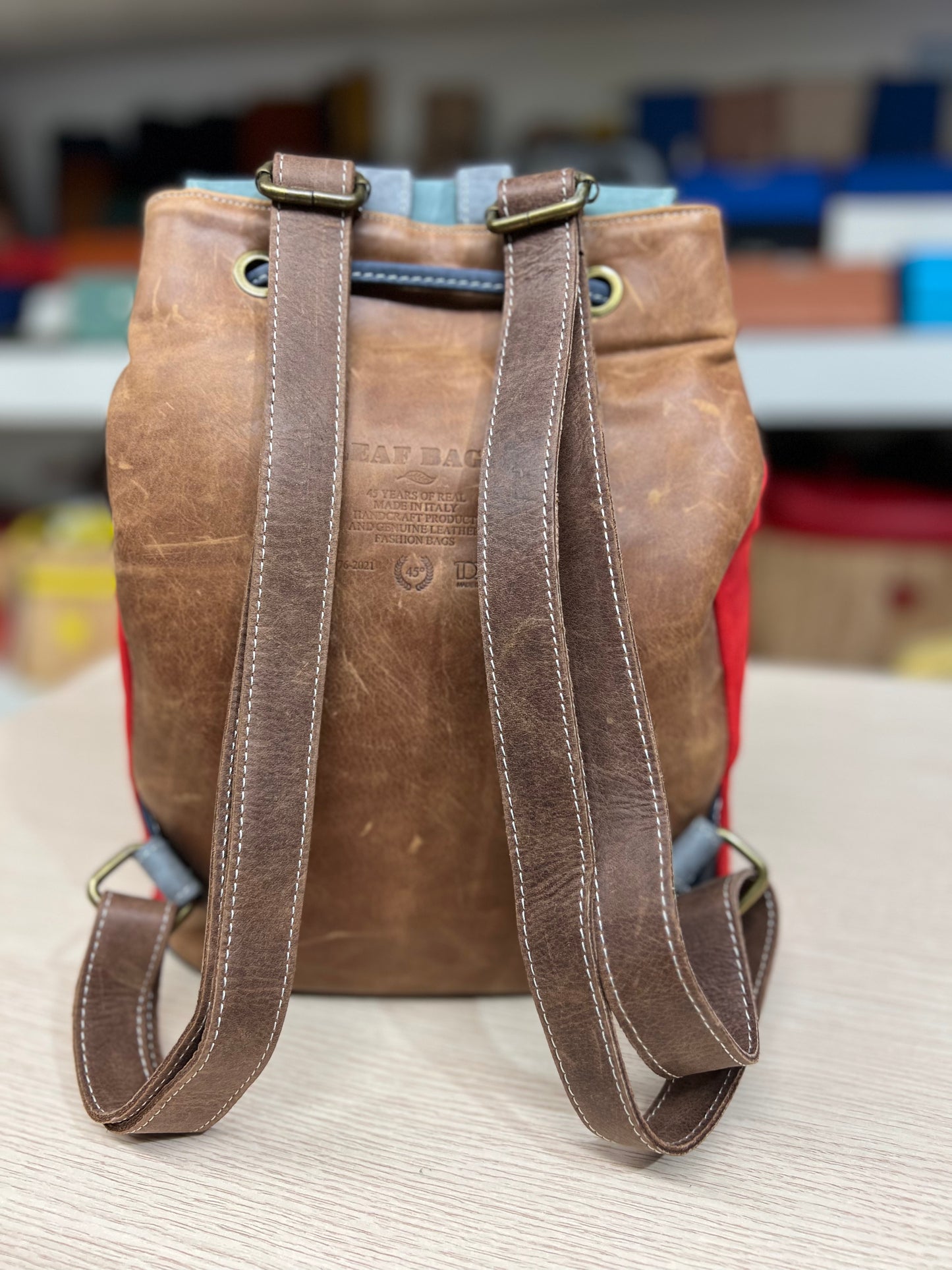 Mehrfarbiger Rucksack aus echtem, gealtertem Leder