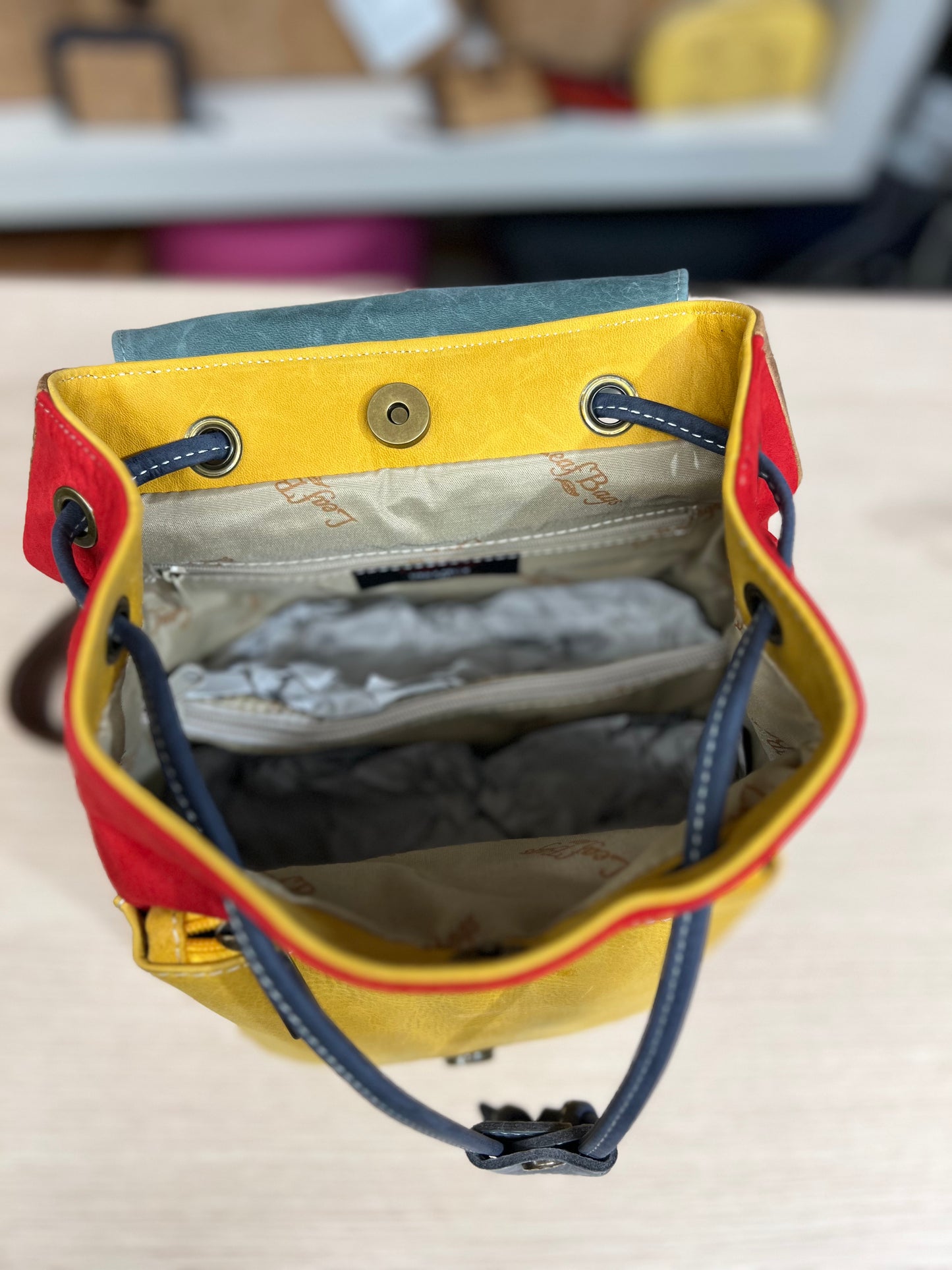 Mehrfarbiger Rucksack aus echtem, gealtertem Leder