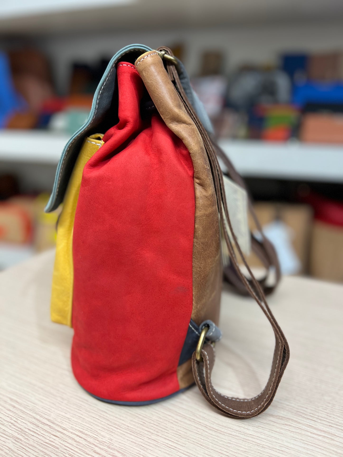 Mehrfarbiger Rucksack aus echtem, gealtertem Leder